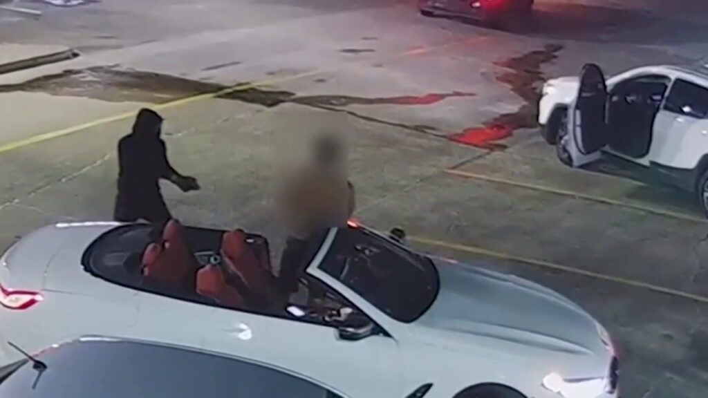 VIDEO: SHOOT-OUT AT WENDY'S FAST FOOD IN PARKING LOT ROBBERY